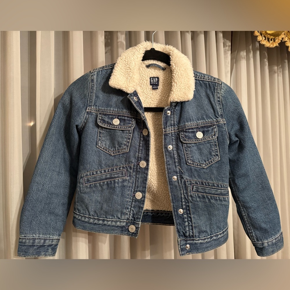 Gap kids Excellent condition size medium Jean jacket with Sherpa Lining